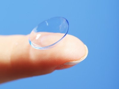 Tipos de lentes de contacto y c&oacute;mo cuidarlos correctamente